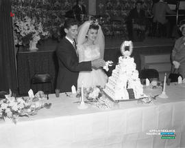 015 - Mariés coupent un gâteau