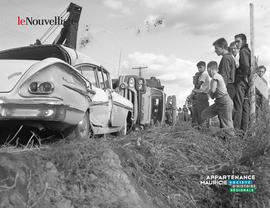001 - Voiture et personnes en bordure de route