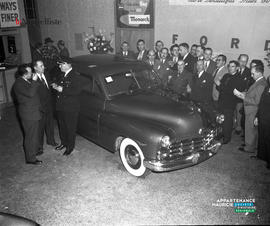 001 - Des personnes et une voiture