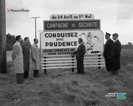 001 - Des gens et une affiche