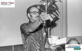 Homme lisant un papier