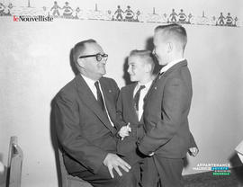 008 -  Un homme et deux enfants au Club Richelieu