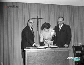 002 - Signature d'un livre au départ de Raymond H. Lachance