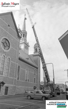 Grue près d'une église