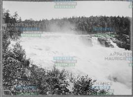 The head of the falls. 1900- SHAWINIGAN- UNE VUE DES CHUTES- EN ÉTÉ Photographie prise avant la c...
