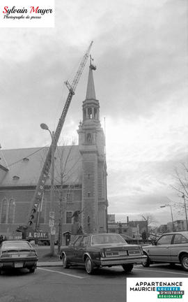 Grue près d'une église