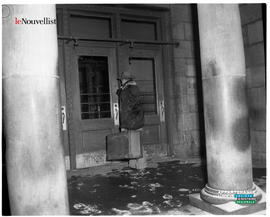 003 - Homme avec une valise