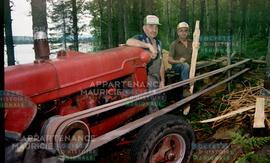 Hommes avec tracteur