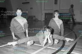 Femmes faisant des poses