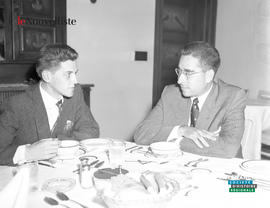 001 - Deux hommes à table