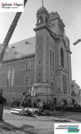 Personnes près d'une église