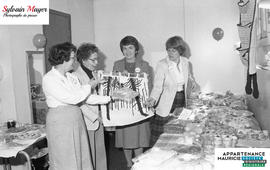 Femmes préparant une table