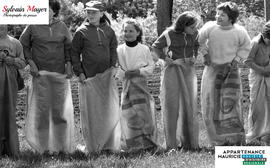 Jeunes jouant dehors
