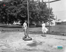 001 - Deux personnes sur un terrain de baseball
