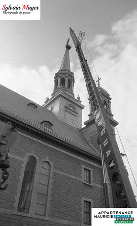 Grue près d'une église