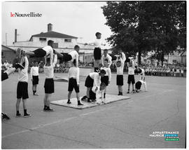 002 - Démonstration de gymnastique dans la cour