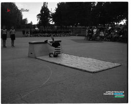 001 - Démonstration de gymnastique dans la cour