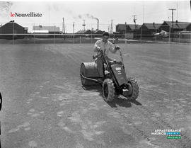 001 - Homme conduisant une machine