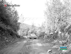 002 - Voiture sur route de terre