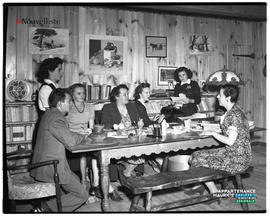 006 - Personnes à une table