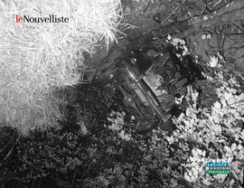 001 - Voiture renversée