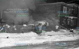 Pompiers éteignant le feu