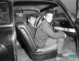 001 - Garçons dans une voiture de police