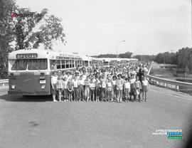 001 - Autobus avec groupe d'enfants