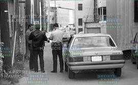 Hommes discutant dans une ruelle