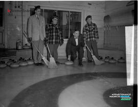002 - Quatre personnes jouant au curling