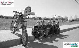 Enfants assis sur le trottoir
