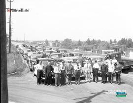 001 - Hommes devant voitures