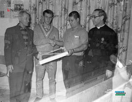 001 - Quatre hommes