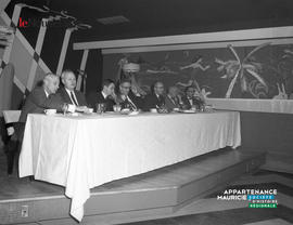 002 - Groupe d'hommes à table