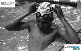 Garçon dans la piscine