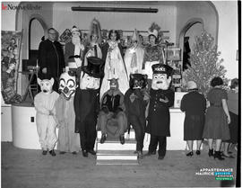 001 - Groupe de mascottes et de personnes costumées
