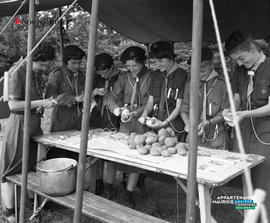 004 - Jeunes filles qui épluchent des patates
