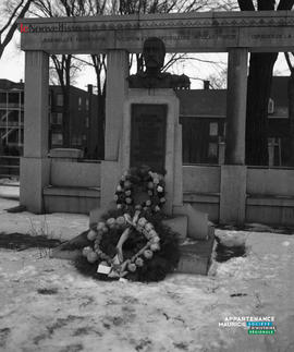 005 - Monument