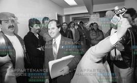 Homme marchant dans un corridor