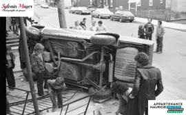 Voiture renversée