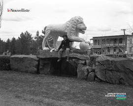 008 - Statue