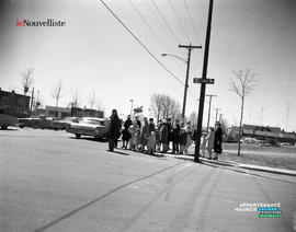 003 - Personnes sur le bord d'une rue