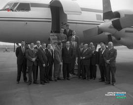 001 - Hommes devant un avion