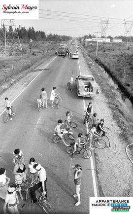 Personnes autour d'une route
