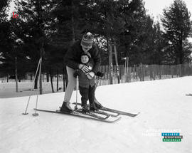 001 - Mère et enfant skieurs