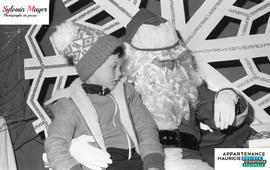 Enfant sur Père Noël