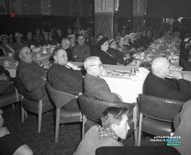 008 - Hommes assis sur des chaises