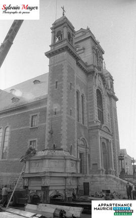 Personnes près d'une église