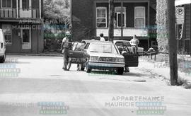 Policiers embarquant Pierre Hamelin