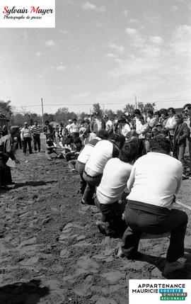 Personnes faisant dans la tire à la corde